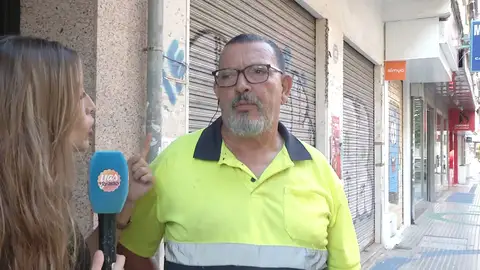 El hijo de Najim, asesinado a los 28 años por un teléfono móvil: "Esta gente no son ladrones, son asesinos" El hijo de Najim, asesinado a los 28 años por un teléfono móvil: "Esta gente no son ladrones, son asesinos"