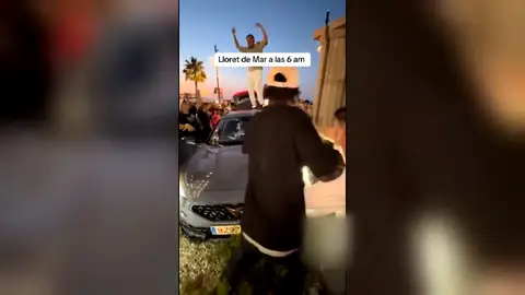 La fista alrededor del vehículo en Lloret de Mar La fista alrededor del vehículo en Lloret de Mar