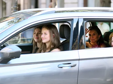 La reina Letizia, doña Sofía, la infanta Sofía y la princesa Leonor conduciendo La reina Letizia, doña Sofía, la infanta Sofía y la princesa Leonor conduciendo