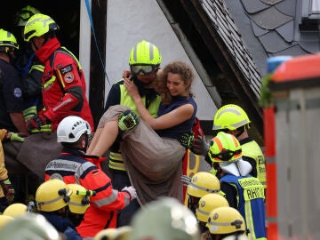 Rescate de uno de los huéspedes del hotel derrumbado en Krov (Alemania)