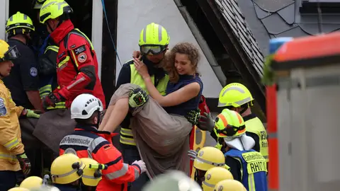 Rescate de uno de los huéspedes del hotel derrumbado en Krov (Alemania) Rescate de uno de los huéspedes del hotel derrumbado en Krov (Alemania)