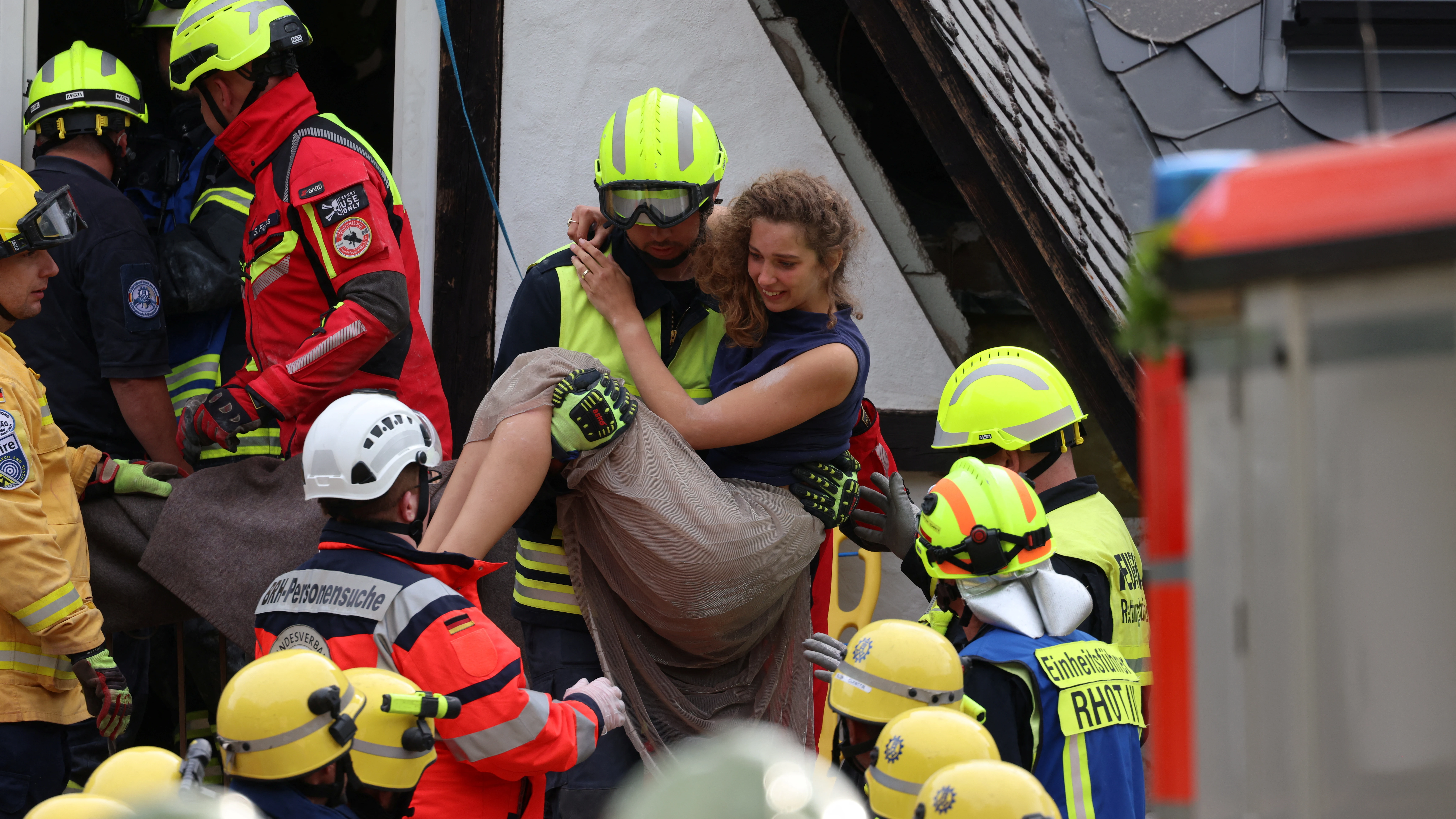 Rescate de uno de los huéspedes del hotel derrumbado en Krov (Alemania) Rescate de uno de los huéspedes del hotel derrumbado en Krov (Alemania)