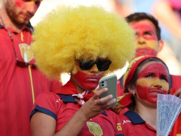 Aficionados españoles durante el partido de cuartos de final de Hockey sobre hierba femenino