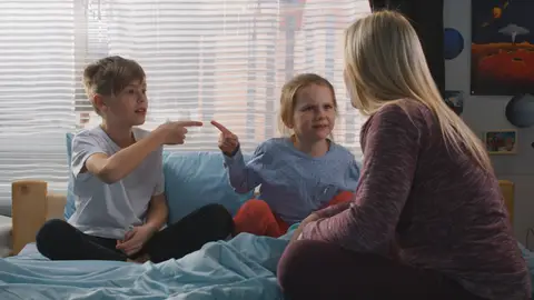 Dos hermanos se pelean mientras su madre intenta mediar entre ellos Dos hermanos se pelean mientras su madre intenta mediar entre ellos