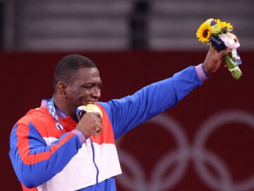 El cubano Mijaín López Núñez celebra su medalla de oro en la ceremonia de premiación de la lucha final grecorromana masculina de 130 kg, en el Makuhari Messe Hall durante los Juegos Olímpicos de Tokio 2020.