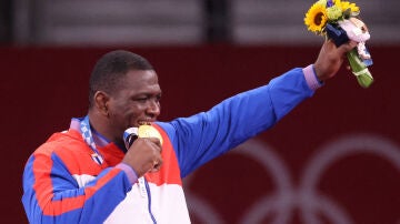 El cubano Mijaín López Núñez celebra su medalla de oro en la ceremonia de premiación de la lucha final grecorromana masculina de 130 kg, en el Makuhari Messe Hall durante los Juegos Olímpicos de Tokio 2020.