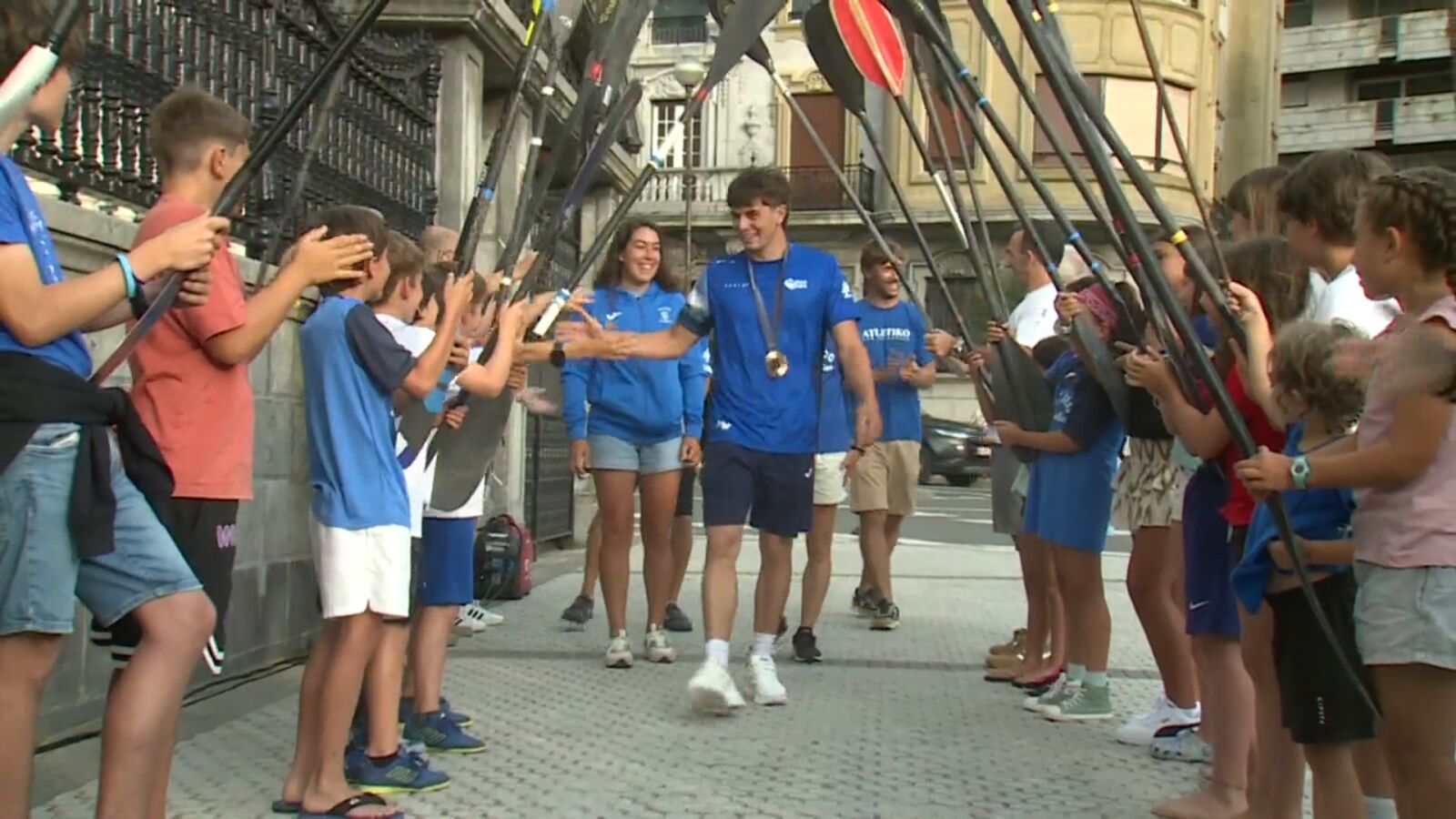 Recibimiento olímpico: Diego Botín, Florian Trittel y Pau Echáñiz regresan a España con las medallas ganadas en París 2024