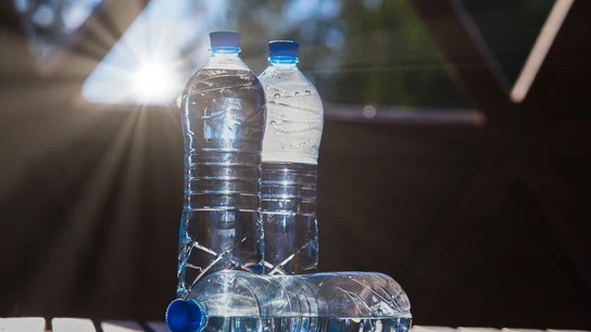 Botellas de agua expuestas al sol Botellas de agua expuestas al sol