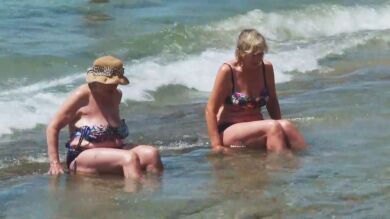 El uso del bikini en mujeres de 80 años, a debate: ¿Es esta prenda una cuestión de edad?