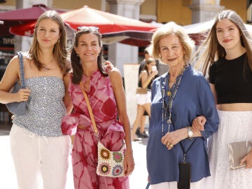 La reina Letizia con la princesa Leonor, la infanta Sofía y la reina Sofía