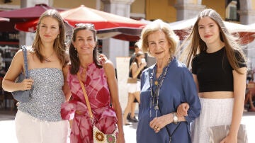 La reina Letizia con la princesa Leonor, la infanta Sofía y la reina Sofía