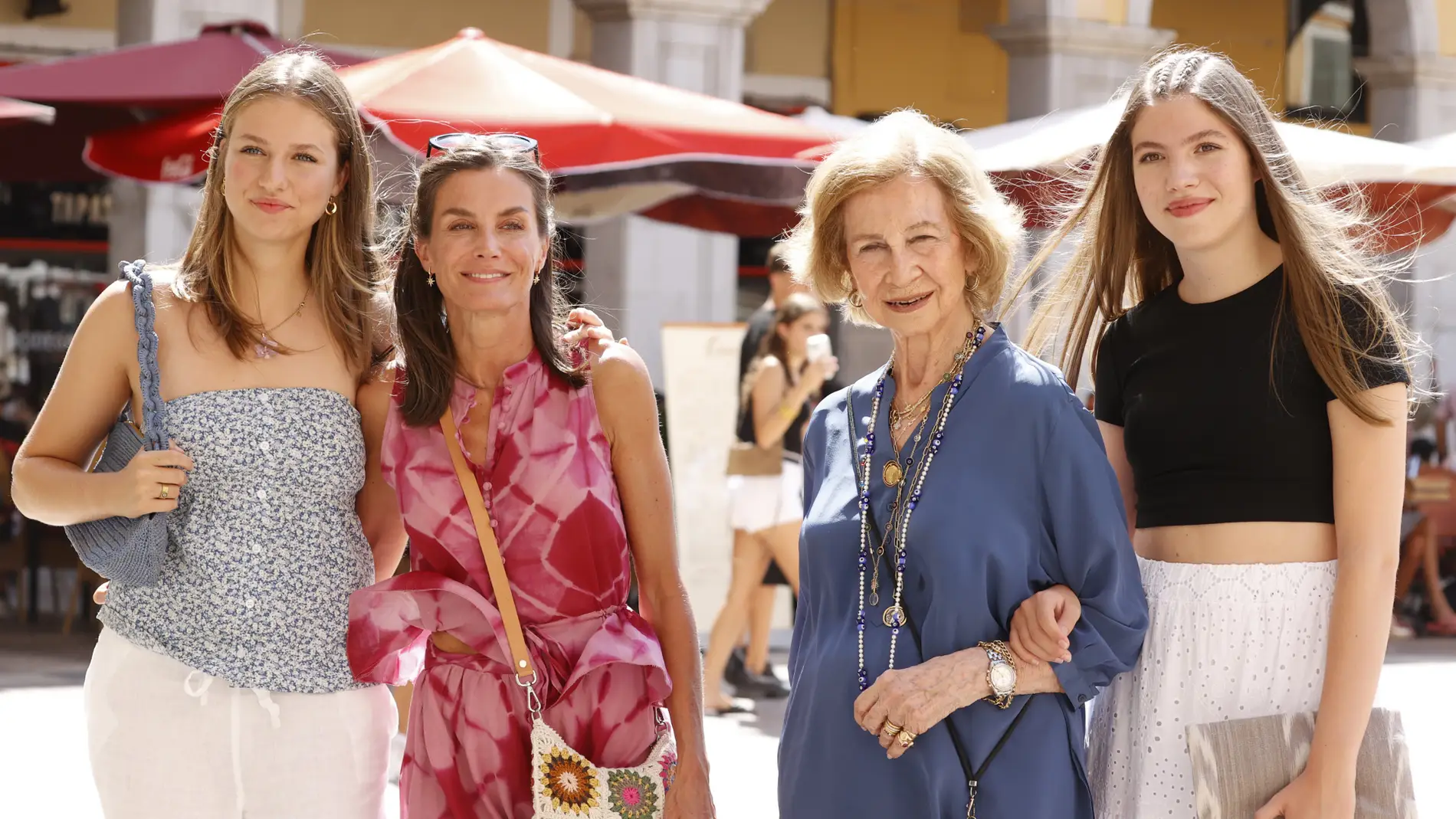 La reina Letizia con la princesa Leonor, la infanta Sofía y la reina Sofía La reina Letizia con la princesa Leonor, la infanta Sofía y la reina Sofía