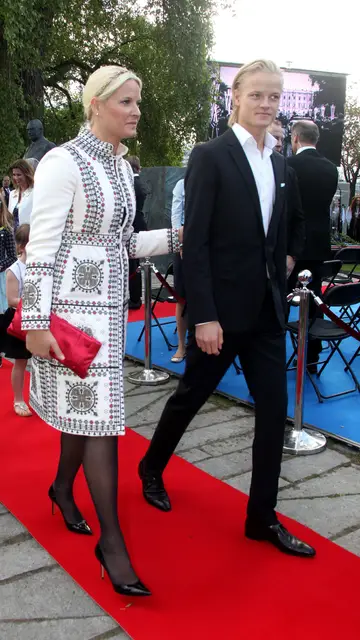 Marius Borg Hoiby con su madre, la princesa Mette-Marit Marius Borg Hoiby con su madre, la princesa Mette-Marit