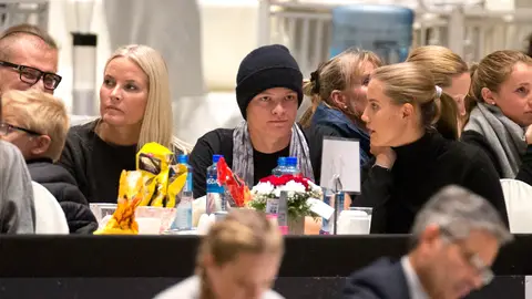 Marius Borg Hoiby con su madre, la princesa Mette-Marit Marius Borg Hoiby con su madre, la princesa Mette-Marit