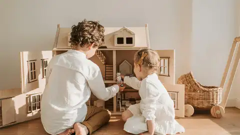 Dos hermanos jungando juntos en harmonía Dos hermanos jungando juntos en harmonía