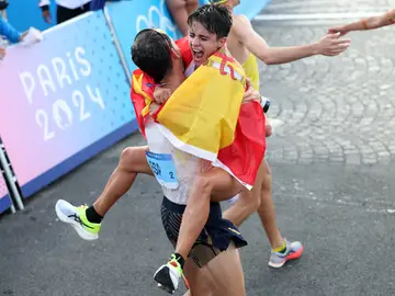 María Pérez se abraza a Álvaro Martín tras la prueba María Pérez se abraza a Álvaro Martín tras la prueba