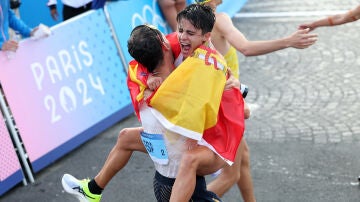 María Pérez se abraza a Álvaro Martín tras la prueba