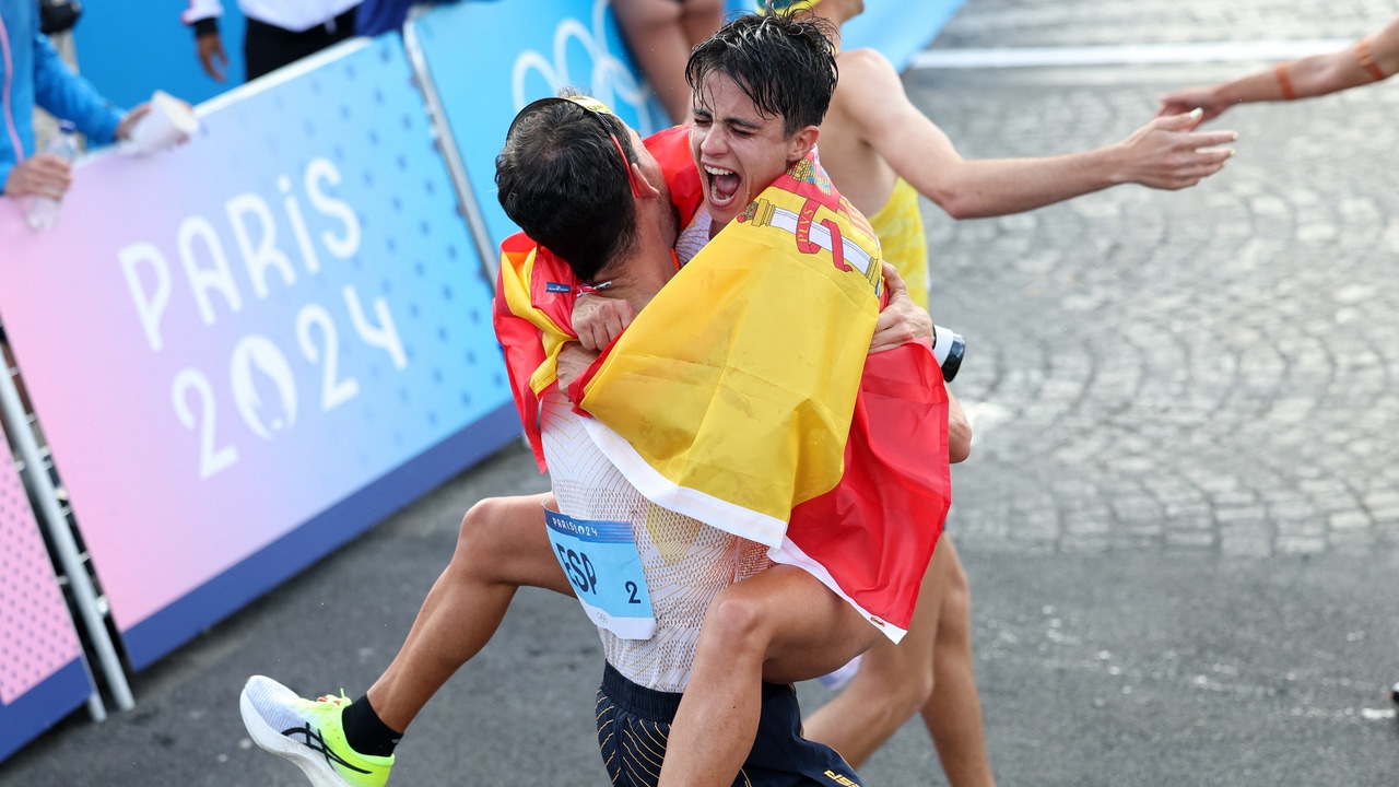 Maria Perez and Alvaro Martin win gold in the mixed relay marathon race