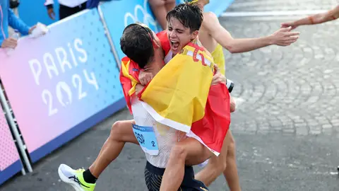 María Pérez se abraza a Álvaro Martín tras la prueba María Pérez se abraza a Álvaro Martín tras la prueba