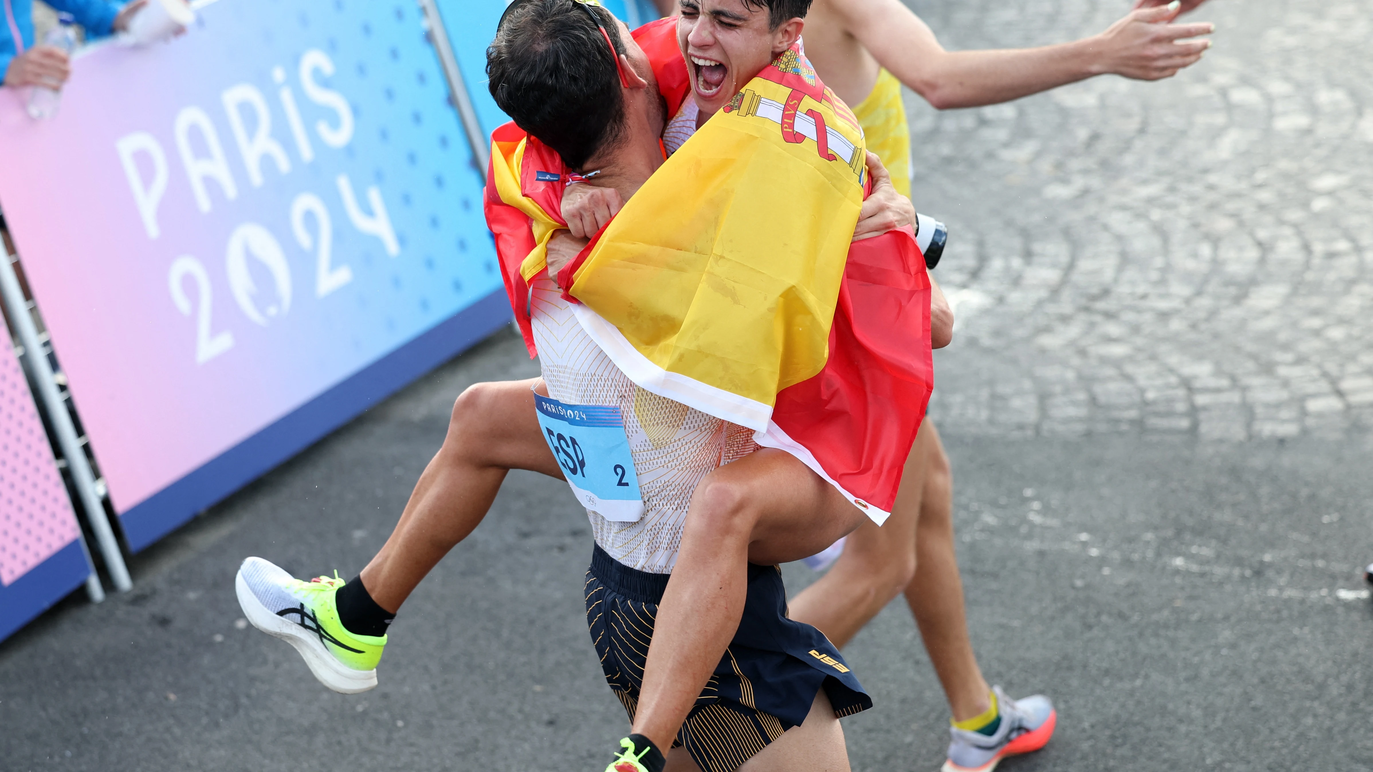 María Pérez se abraza a Álvaro Martín tras la prueba María Pérez se abraza a Álvaro Martín tras la prueba