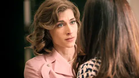 ¡Descubiertas! Isabel pilla a Marta y Fina besándose en la colonia