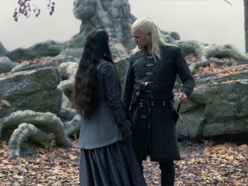 Daemon Targaryen (Matt Smith) y Alys Rivers (Gayle Rankin) en La Casa del Dragón