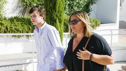 Caritina Goyanes y su hijio Pedro en el tanatorio Caritina Goyanes y su hijo Pedro en el tanatorio