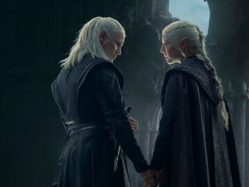 Daemon (Matt Smith) y Rhaenyra Targaryen (Emma D'arcy) en La Casa del Drag&oacute;n