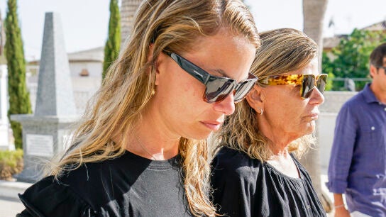 Carla Goyanes devastada junto a su madre, Cari Lapique, tras la muerte de Carlos Goyanes