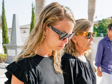 Carla Goyanes devastada junto a su madre, Cari Lapique, tras la muerte de Carlos Goyanes Carla Goyanes devastada junto a su madre, Cari Lapique, tras la muerte de Carlos Goyanes