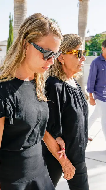 Carla Goyanes devastada junto a su madre, Cari Lapique, tras la muerte de Carlos Goyanes Carla Goyanes devastada junto a su madre, Cari Lapique, tras la muerte de Carlos Goyanes