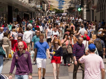 Gente paseando en el centro de Madrid