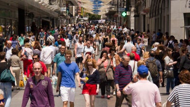 España alcanza un nuevo récord de población con casi 48,8 millones de habitantes, impulsada por la inmigración