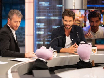 Maxi Iglesias demuestra sus dotes de comercial con una divertida prueba en El Hormiguero