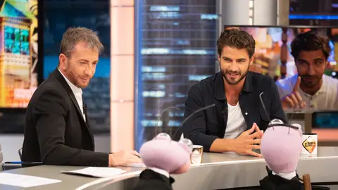 Maxi Iglesias demuestra sus dotes de comercial con una divertida prueba en El Hormiguero Maxi Iglesias demuestra sus dotes de comercial con una divertida prueba en El Hormiguero