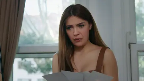 Kumru llora al pensar que Selim la engaña Kumru llora al pensar que Selim la engaña