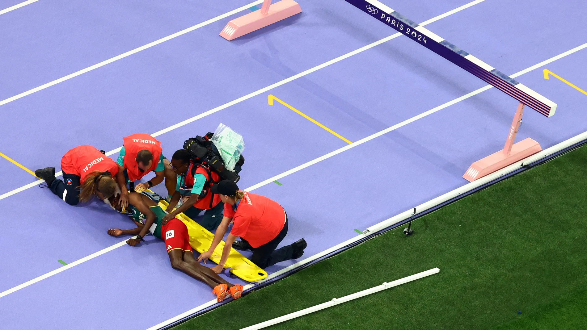 Lamecha Girma de Etiopía recibe atención médica tras sufrir una lesión Lamecha Girma de Etiopía recibe atención médica tras sufrir una lesión