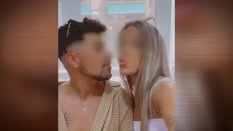 El dolor inunda Cartagena tras la muerte de Óscar y Sandra por un conductor kamikaze: "Nos los han robado" El dolor inunda Cartagena tras la muerte de Óscar y Sandra por un conductor kamikaze: "Nos los han robado"