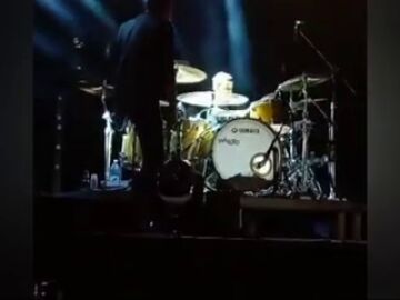 Jesús, de 6 años, sorprende a la batería como artista invitado en un concierto de América