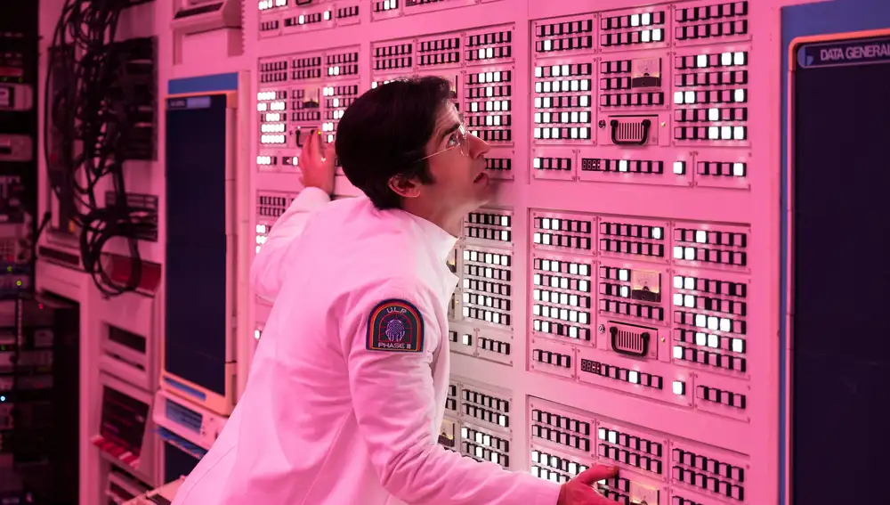 Justin Theroux como el Dr. James K. Mantleray en Maniac Justin Theroux como el Dr. James K. Mantleray en Maniac