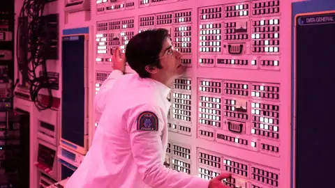 Justin Theroux como el Dr. James K. Mantleray en Maniac Justin Theroux como el Dr. James K. Mantleray en Maniac