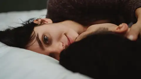 Una mujer en un momento de intimidad en pareja Una mujer en un momento de intimidad en pareja