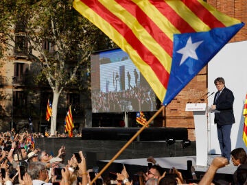 El expresidente catalán Carles Puigdemont, interviene en el acto de bienvenida a Cataluña