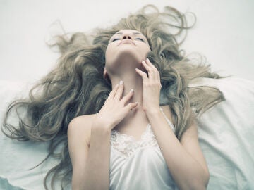 Una mujer siente placer