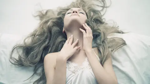 Una mujer siente placer Una mujer siente placer