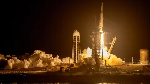 Fotografía de archivo de una nave espacial de la compañía SpaceX Fotografía de archivo de una nave espacial de la compañía SpaceX