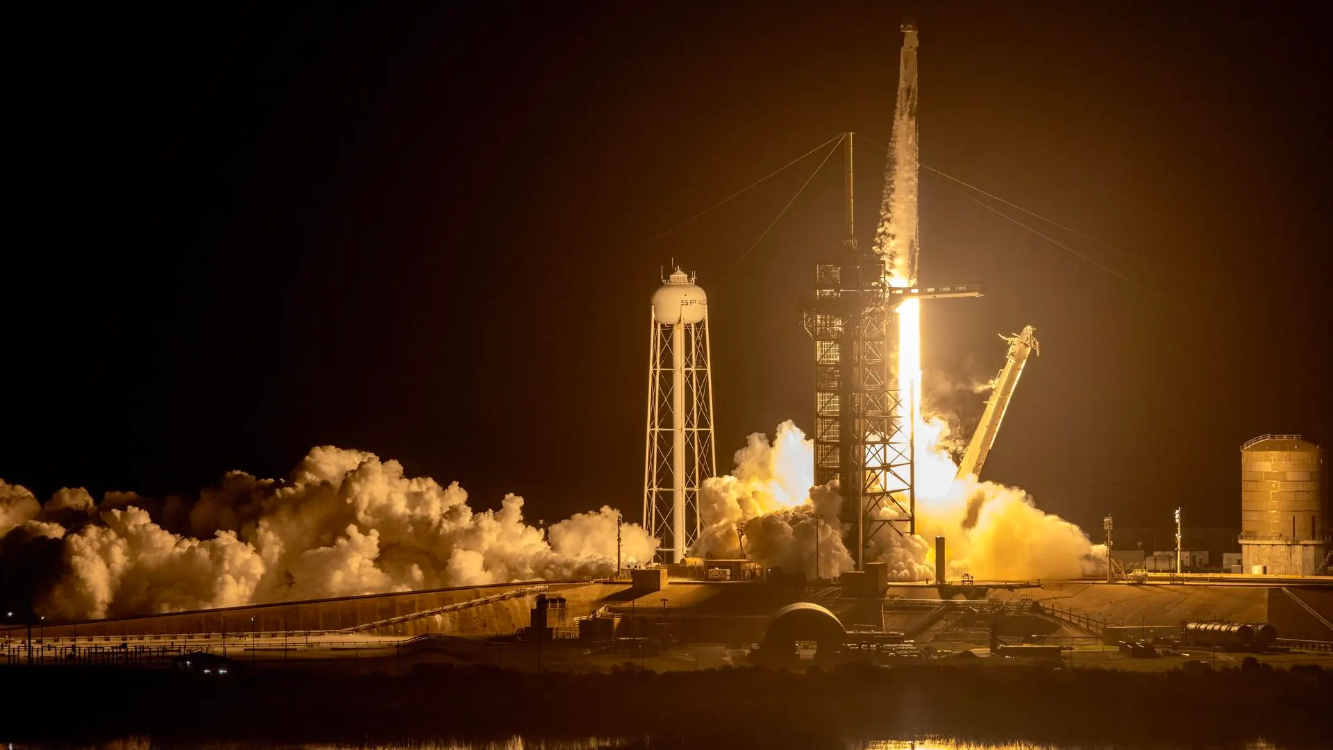 Fotografía de archivo de una nave espacial de la compañía SpaceX Fotografía de archivo de una nave espacial de la compañía SpaceX