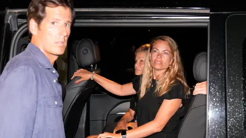 Jorge Benguría, Carla Goyanes y Cari Lapique, a la salida del tanatorio Jorge Benguría, Carla Goyanes y Cari Lapique, a la salida del tanatorio