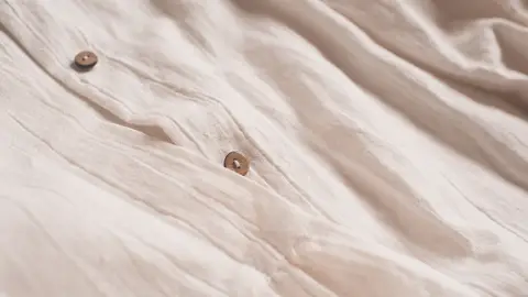 Una prenda de lino arrugada Una prenda de lino arrugada