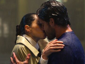 Cata y Yago celebran que su plan haya sido un &eacute;xito y &hellip; &iexcl;se funden en un apasionado beso!